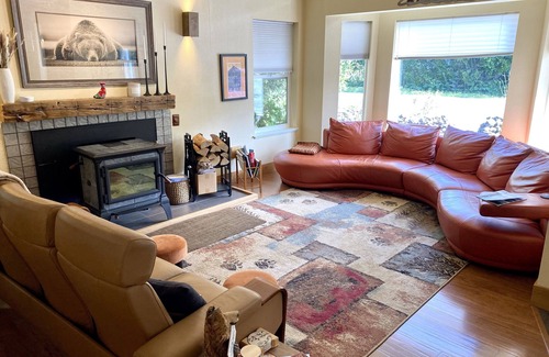 Bear Creek Bed & Breakfast | Mt. Alice Room at Bell In The Woods B&B (Queen/Second Floor)Max 2ppl