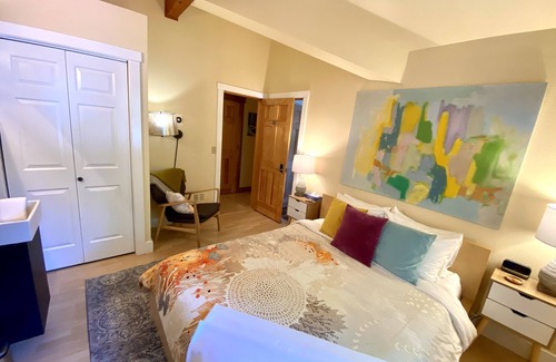 Bear Creek Bed & Breakfast | Mt. Alice Room at Bell In The Woods B&B (Queen/Second Floor)Max 2ppl