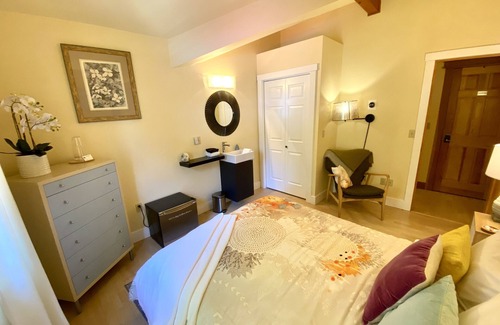 Bear Creek Bed & Breakfast | Mt. Alice Room at Bell In The Woods B&B (Queen/Second Floor)Max 2ppl