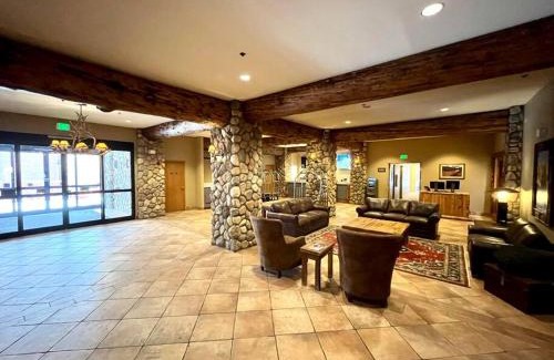 Crested Butte Apartment | MT CB Mountain Side with King Bed, Hot Tub, Pool & Kitchen!