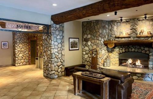Crested Butte Apartment | MT CB Mountain Side with King Bed, Hot Tub, Pool & Kitchen!