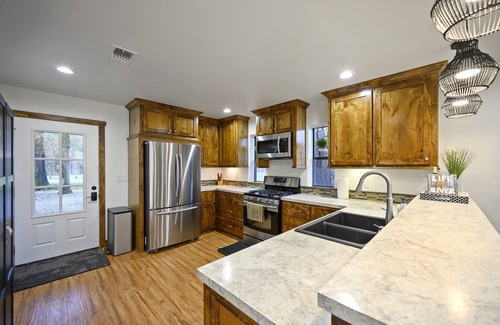 Broken Bow Cabin | Mt Fork Riverfront Tri-Level 3 Bedroom with Hot Tub, Game Room and Kayaks