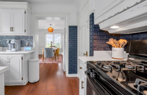 Mount Lebanon House | Mt. Lebanon/Luxury/Parking/King Bed/Sleeps 8