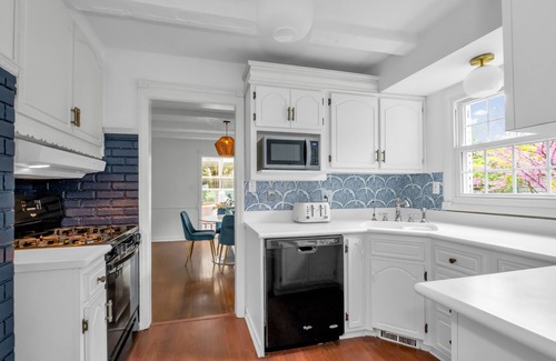 Mount Lebanon House | Mt. Lebanon/Luxury/Parking/King Bed/Sleeps 8