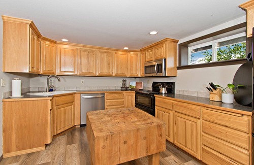 Enumclaw House | Mt Rainier & Crystal Mt is your back yard in the Town of Enumclaw