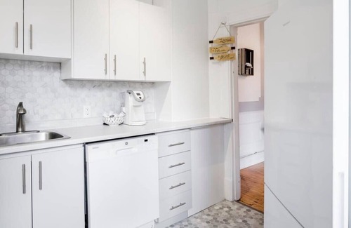 Plateau Mont Royal Apartment | MTLVR #02 | Plateau central, sunny patio, A/C