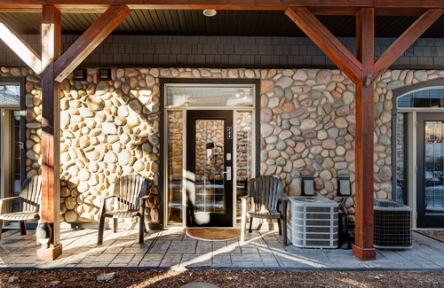 Canmore Ski Chalet | MTN Chalet: Year-round Pool w/Hot Tub, BBQ, AC; 2BR-2BA, Walk anywhere in 15 min