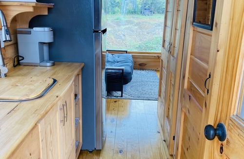 Newport Cabin | Mtn Roots cozy Cabin in the ITH Community in the Smoky Foothills