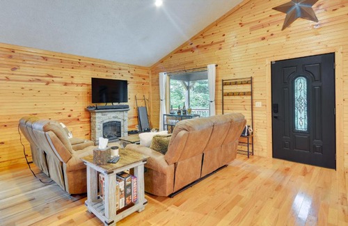 Woodlawn House | Mtn View and Fire Pit Pet-Friendly Woodlawn Cabin!
