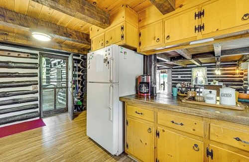 Oakland Mills Cabin | Mtn-View Mifflintown Cabin Near Hiking Trails!