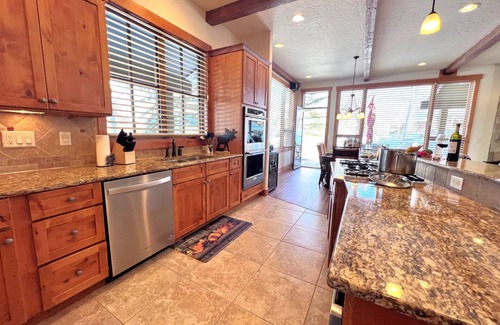 Three Peaks House | Mtn Views! Fire Pit, Dog Friendly, Ski, Hike, Play