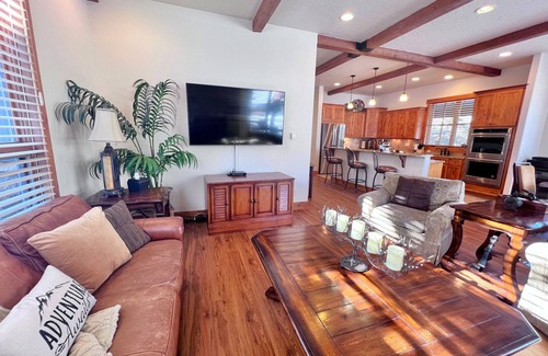 Three Peaks House | Mtn Views! Fire Pit, Dog Friendly, Ski, Hike, Play