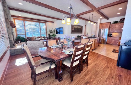 Three Peaks House | Mtn Views! Fire Pit, Dog Friendly, Ski, Hike, Play