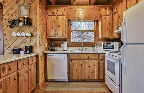 Blue Ridge Cabin | Mtn Views! Triple decks, hot tub under the stars, secluded feel log cabin, games