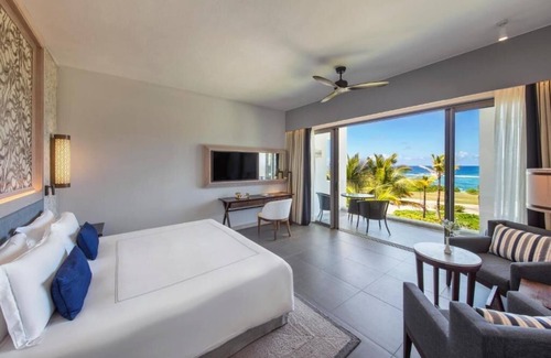 Plaine Magnien Hotel | Comfort and Convenience! 3 Modern Units, Beachfront, Outdoor Pool, Free Parking!