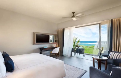 Plaine Magnien Hotel | Comfort and Convenience! 3 Modern Units, Beachfront, Outdoor Pool, Free Parking!