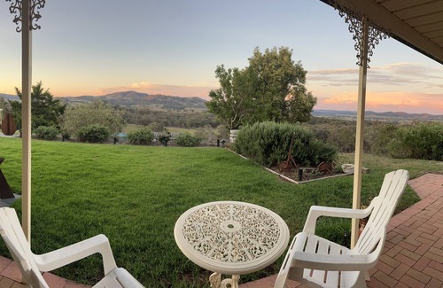 Collingwood House | MUDGEE - expansive views, complete privacy, dog friendly holiday cottage