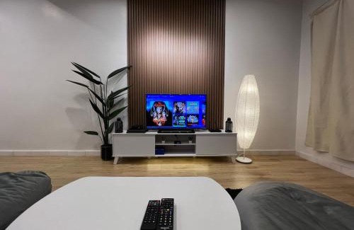 Taman Aman House | Mujito 8PAX NearTC, DinosaurLand, PoolTable, PS4