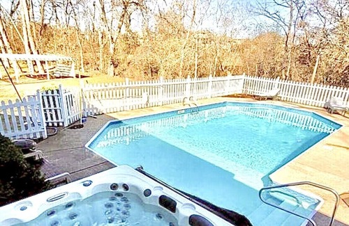 Columbia House | Muletown’s Modern Comfy Cottage w/inground pool, hot tub, pool table & fire pit