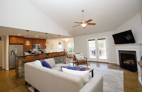 Pinehurst House | Mulligan Manor🏌️♂️-Pinehurst Home With Movie Room,Pool Table, Deck,and More