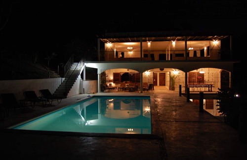 Runaway Bay Villa | Multilevel 8 br villa with fabulous views, members beach access
