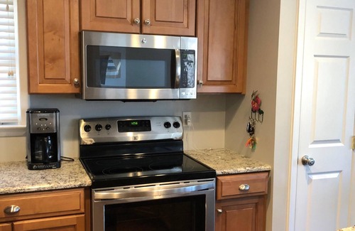 Henrico House | 🌞 Multiple Family Friendly, Modern Lake House On Deep-Water Cove, 2 Kayaks 🌞