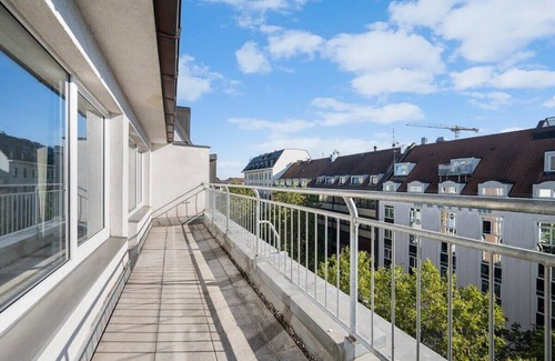 Ludwigsvorstadt-Kliniken Apartment | Munich Gem - 2 Bedroom Alpine View Tranquility