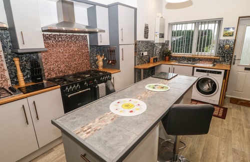 Bont Newydd Cottage | MURIAU PARK, pet friendly, with hot tub in Caernarfon