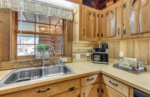 Unaka Cabin | Murphy Cabin w/Views < 1 Mi to Hiwassee Lake!