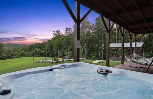 Unaka House | Murphy Cabin with Hot Tub, Fire Pit and Mountain Views