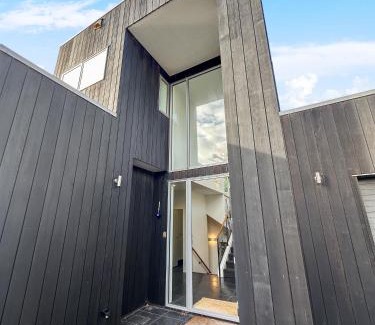 Murrays Bay Villa | Murrays Gem l Modern 4bed Stunner l Sea View & Spa!