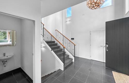 Murrays Bay Villa | Murrays Gem l Modern 4bed Stunner l Sea View & Spa!