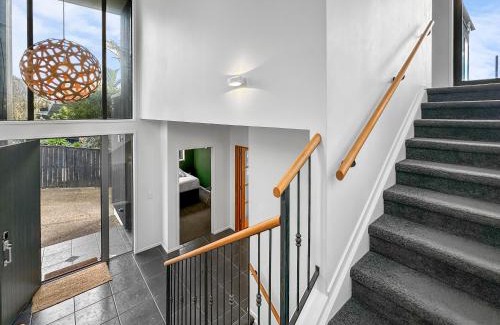 Murrays Bay Villa | Murrays Gem l Modern 4bed Stunner l Sea View & Spa!