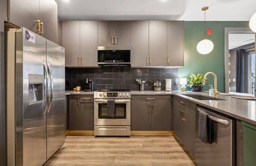 South Nashville Condo | Music City Muse Downtown, 5 Mins to Lower Broadway, Rooftop & Gym!