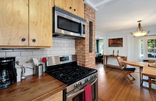 Martinez Park House | Music, Dining, CSU, Tasty Beer, Shopping and Sunshine!