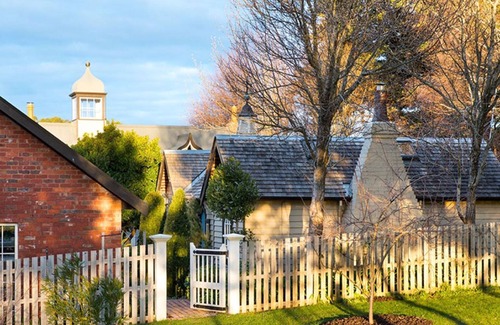 Musk Apartment | Musk Farm Studio- unique fairytale cottage with gorgeous gardens
