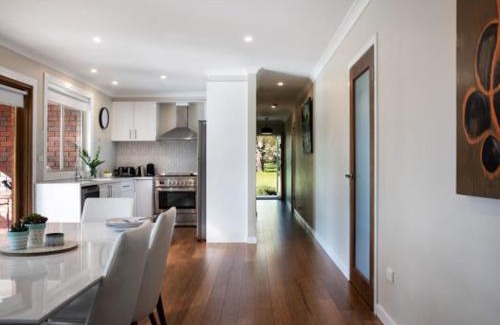 Muskvale House | Musk Vale Villa - dog friendly, 5 mins to town