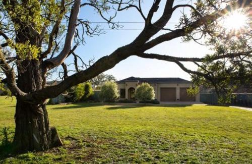 Muskvale House | Musk Vale Villa - dog friendly, 5 mins to town
