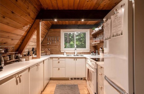 Huntsville Cabin | Muskoka A-Frame: Hot Tub, Pet Friendly, Near Beach