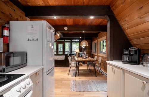 Huntsville Cabin | Muskoka A-Frame: Hot Tub, Pet Friendly, Near Beach