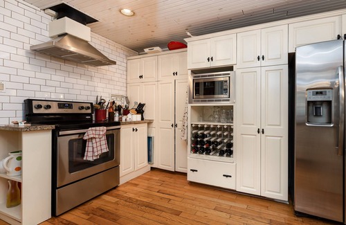 Gravenhurst Cottage | Muskoka; Large Comfortable Cottage with Rustic Flare-Lake Front, Hot Tub.