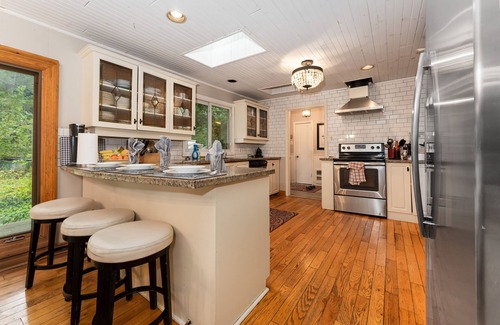 Gravenhurst Cottage | Muskoka; Large Comfortable Cottage with Rustic Flare-Lake Front, Hot Tub.