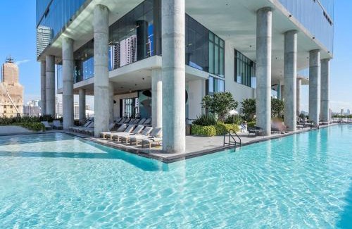 Downtown Miami Apartment | MVR - 5-Star Stay with Resort Pool & Ocean Views