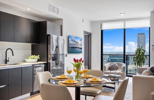 Downtown Miami Apartment | MVR Top-floor 3BR Stay with skyline views