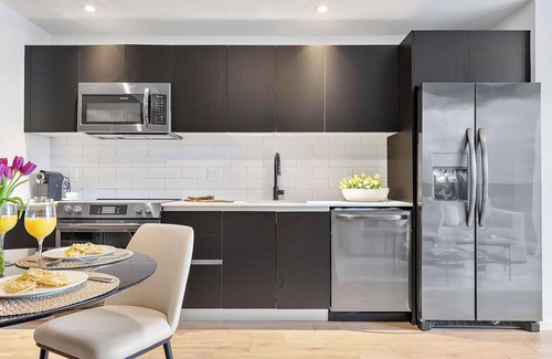 Downtown Miami Apartment | MVR Top-floor 3BR Stay with skyline views