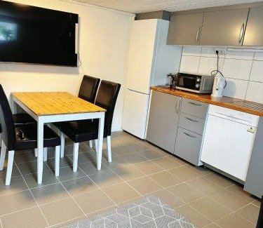 Kalmar Apartment | Mysig stuga i lugnt villaområde med eget badrum och kök i huvudbyggnadens källare