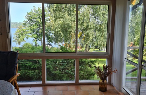 Ydre Municipality Cabin | Mysig Stuga på Stor Inhägnad Tomt. Bra för Barn & Hund. Sjöutsikt & Braskamin