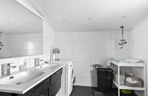 Olofstorp Villa | Mysigt hus med natur & jacuzzi i Olofstorp