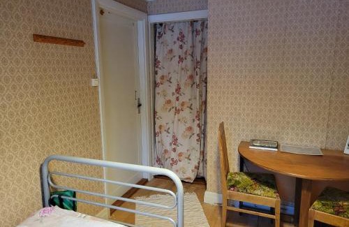 Stora House | Mysigt rum med lantligt läge i privat bostad med katter