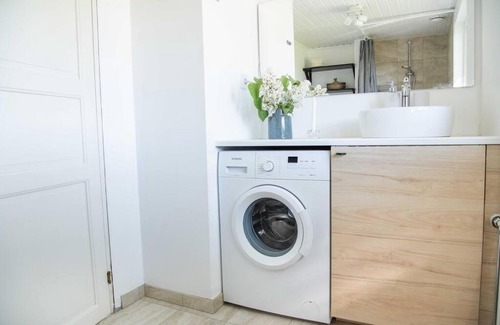 Skogstorp Apartment | Mysigt torp med havet som närmsta granne